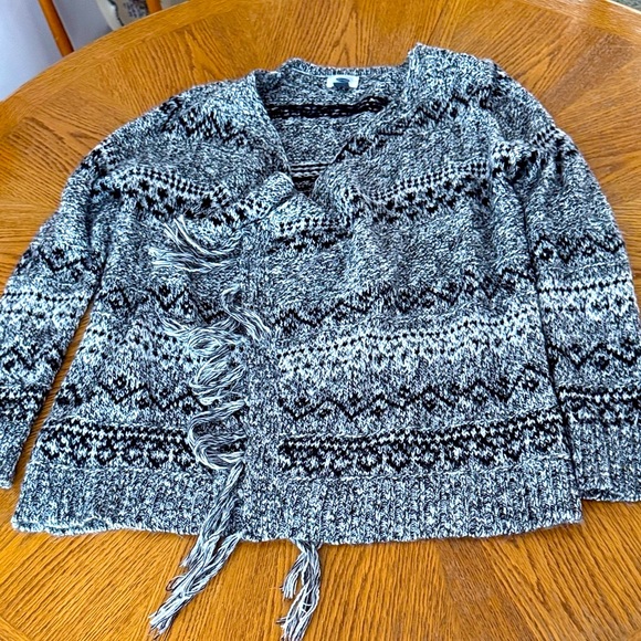 Beautiful Old Navy Black White and Gray Patterned Wrap around Cardigan w/ fringe - Picture 1 of 7